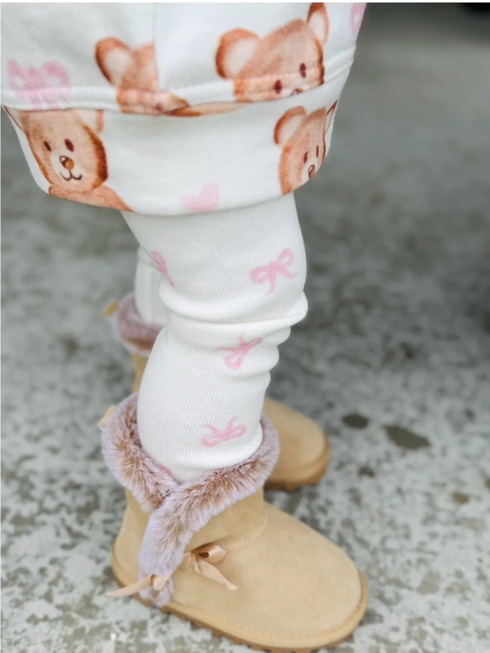 Toddler Bearpaw Faux-Fur Trim Tan Suede Winter Boots with bows. Baby SZ6.